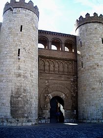 Portada de acceso al Palacio de la Aljafería.
