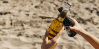 cerveza en la playa o montaña